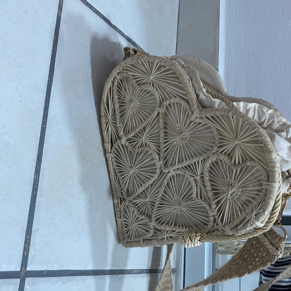 Heart shaped crossbody - Picture 3 of 3